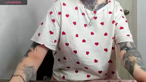 Snapshot of _feralberry__ chatting on 03/03/25, 02:04 Alis online show from 03/03/25, 02:04