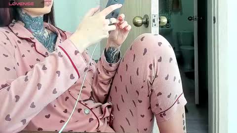 Snapshot of _feralberry__ chatting on 03/08/25, 01:36 Alis online show from 03/08/25, 01:36