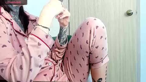 Snapshot of _feralberry__ chatting on 03/10/25, 05:43 Alis online show from 03/10/25, 05:43