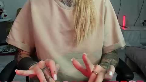 Snapshot of _feralberry__ chatting on 09/17/25, 03:46 Alis online show from 09/17/25, 03:46