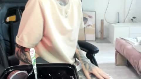 Snapshot of _feralberry__ chatting on 09/19/25, 08:05 Alis online show from 09/19/25, 08:05