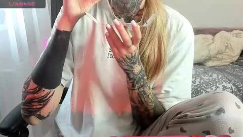 Snapshot of _feralberry__ chatting on 09/30/25, 09:25 Alis online show from 09/30/25, 09:25