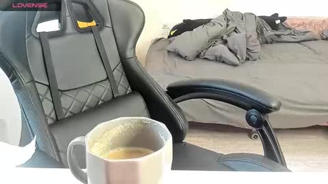 Snapshot of _feralberry__ chatting on 10/08/25, 07:39 Alis online show from 10/08/25, 07:39