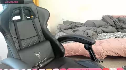 Snapshot of _feralberry__ chatting on 10/16/25, 06:58 Alis online show from 10/16/25, 06:58