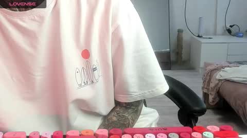 Snapshot of _feralberry__ chatting on 10/24/25, 08:33 Alis online show from 10/24/25, 08:33