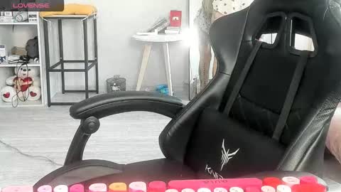 Snapshot of _feralberry__ chatting on 10/29/25, 07:21 Alis online show from 10/29/25, 07:21