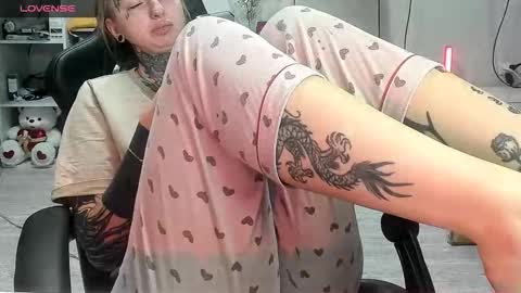 Snapshot of _feralberry__ chatting on 11/06/25, 04:35 Alis online show from 11/06/25, 04:35