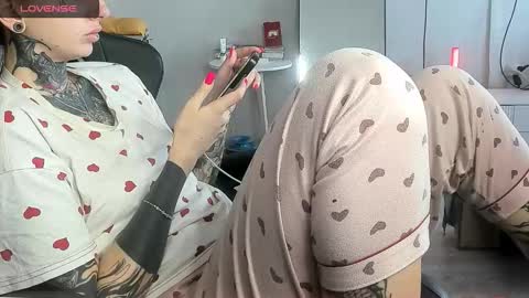 Snapshot of _feralberry__ chatting on 11/08/25, 08:47 Alis online show from 11/08/25, 08:47