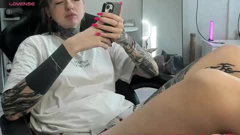 Snapshot of _feralberry__ chatting on 11/18/25, 12:20 Alis online show from 11/18/25, 12:20