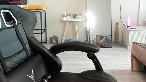 Snapshot of _feralberry__ chatting on 11/20/25, 08:14 Alis online show from 11/20/25, 08:14