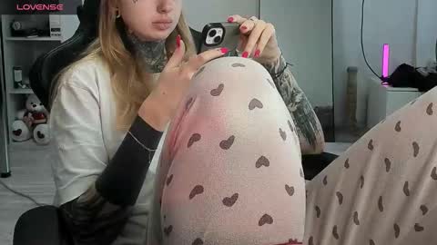 Snapshot of _feralberry__ chatting on 11/21/25, 09:19 Alis online show from 11/21/25, 09:19