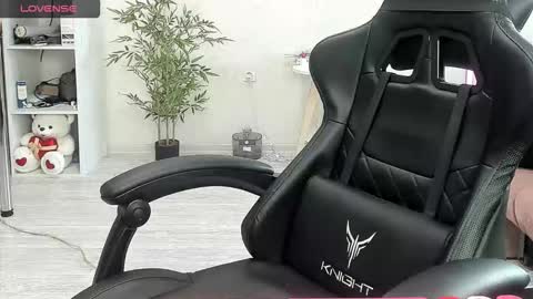 Snapshot of _feralberry__ chatting on 11/23/25, 10:15 Alis online show from 11/23/25, 10:15