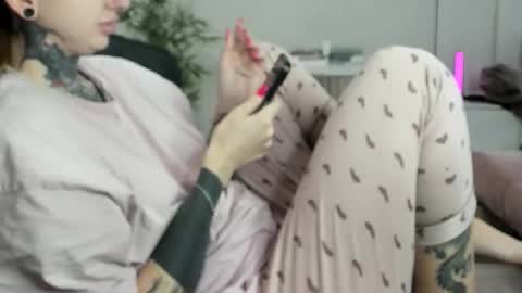 Snapshot of _feralberry__ chatting on 11/26/25, 10:27 Alis online show from 11/26/25, 10:27