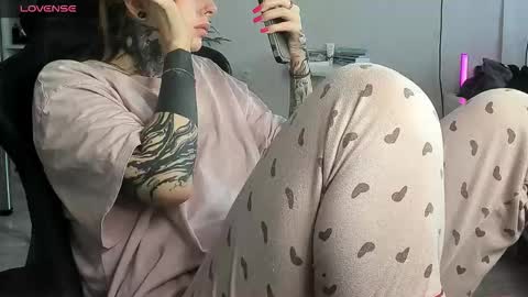 Snapshot of _feralberry__ chatting on 11/27/25, 09:44 Alis online show from 11/27/25, 09:44