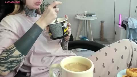 Snapshot of _feralberry__ chatting on 12/05/25, 10:57 Alis online show from 12/05/25, 10:57