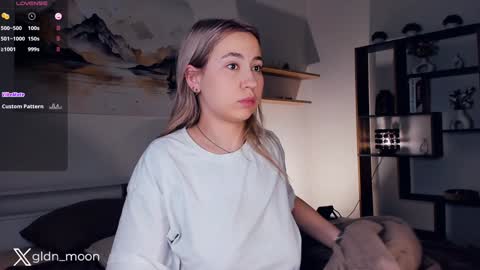 Snapshot of _golden_moon_ chatting on 01/16/25, 01:37 Rina online show from 01/16/25, 01:37