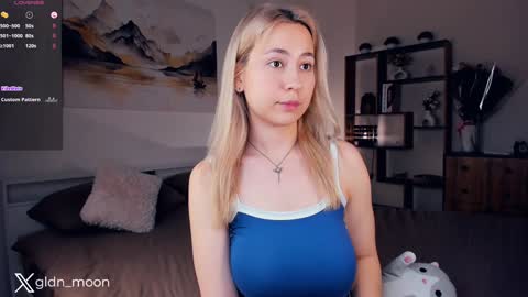 Snapshot of _golden_moon_ chatting on 01/31/25, 10:52 Rina online show from 01/31/25, 10:52