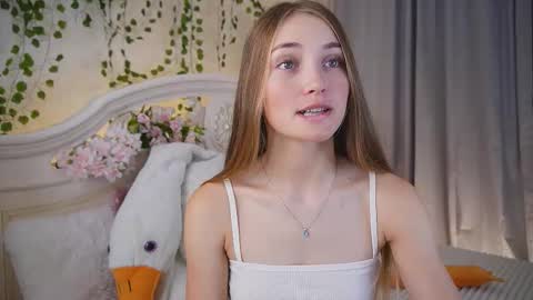 Snapshot of _green_green_ chatting on 09/28/25, 01:22 Milly online show from 09/28/25, 01:22