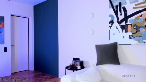 Laura online show from 03/07/25, 03:07