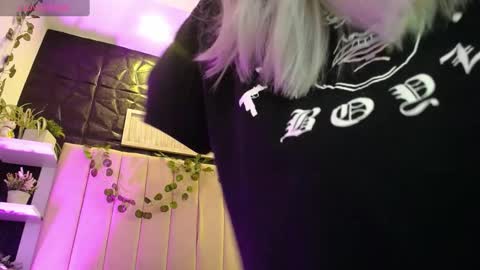 Mia online show from 01/11/25, 02:15