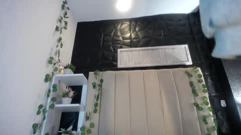 Mia online show from 03/04/25, 01:28