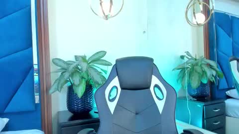 Snapshot of _julisweet_ chatting on 11/24/25, 12:16 _julisweet_ online show from 11/24/25, 12:16