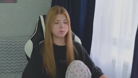 Snapshot of _kirieshka chatting on 09/27/25, 12:54 Molly Emily online show from 09/27/25, 12:54