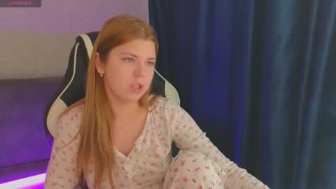 Snapshot of _kirieshka chatting on 10/19/25, 09:32 Molly Emily online show from 10/19/25, 09:32