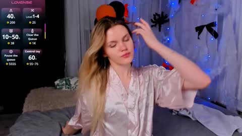 Snapshot of _kittymoore chatting on 11/02/25, 09:17 Kitty - online show from 11/02/25, 09:17