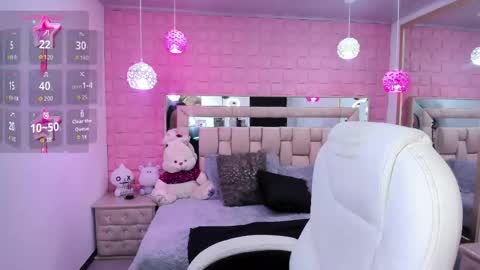 Snapshot of _laaura_ chatting on 05/20/26, 01:17 Laura online show from 05/20/26, 01:17