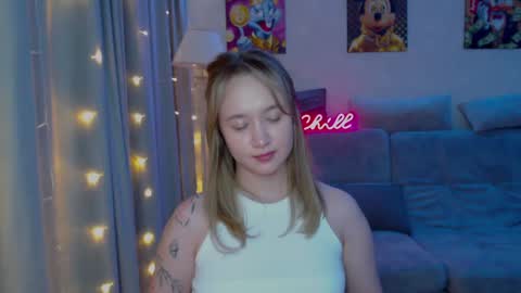 Snapshot of _lalune_ chatting on 12/19/24, 10:21 _lalune_ online show from 12/19/24, 10:21