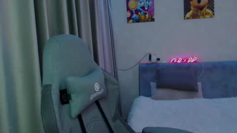 Snapshot of _lalune_ chatting on 02/12/25, 10:04 _lalune_ online show from 02/12/25, 10:04