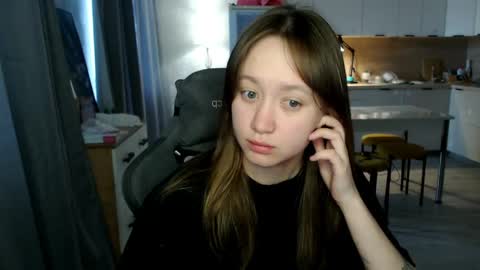 _lalune_ online show from 04/06/26, 10:49