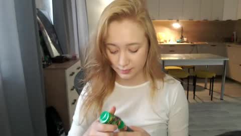_lalune_ online show from 04/29/26, 10:52