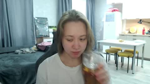 _lalune_ online show from 05/04/26, 11:17