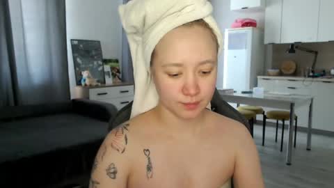 _lalune_ online show from 05/05/26, 07:27