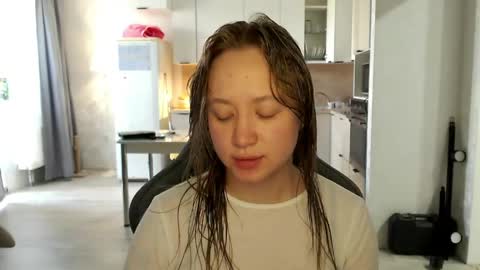 _lalune_ online show from 06/06/26, 10:42