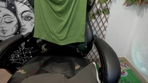 Snapshot of _layne chatting on 02/21/25, 07:56 Layne online show from 02/21/25, 07:56