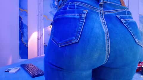 Snapshot of _lorrayne_ chatting on 10/31/25, 12:06 Lorrayne online show from 10/31/25, 12:06