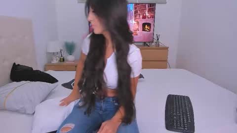 Lynna online show from 09/25/25, 08:34