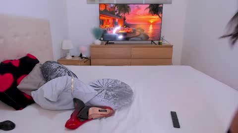 Lynna online show from 04/06/26, 10:54