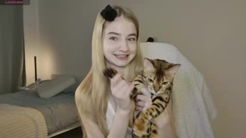 Snapshot of _magic_smile chatting on 04/12/26, 02:11 Anna online show from 04/12/26, 02:11