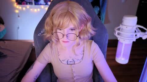 Snapshot of _mariko_ chatting on 01/26/25, 02:52 Mariko online show from 01/26/25, 02:52