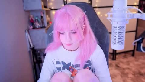 Snapshot of _mariko_ chatting on 11/16/25, 03:06 Mariko online show from 11/16/25, 03:06