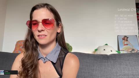 Snapshot of _meg chatting on 11/10/25, 01:54 Meg online show from 11/10/25, 01:54