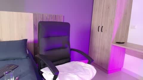 _miamiller_ online show from 02/18/25, 11:08