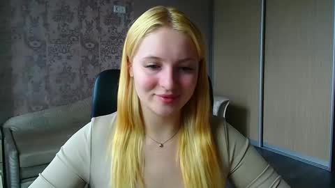 Snapshot of _mila_la_ chatting on 06/04/26, 12:33 Melanie online show from 06/04/26, 12:33