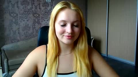 Snapshot of _mila_la_ chatting on 06/09/26, 12:17 Melanie online show from 06/09/26, 12:17