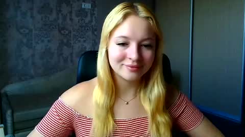 Snapshot of _mila_la_ chatting on 06/12/26, 05:28 Melanie online show from 06/12/26, 05:28