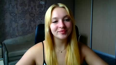 Snapshot of _mila_la_ chatting on 06/15/26, 08:38 Melanie online show from 06/15/26, 08:38
